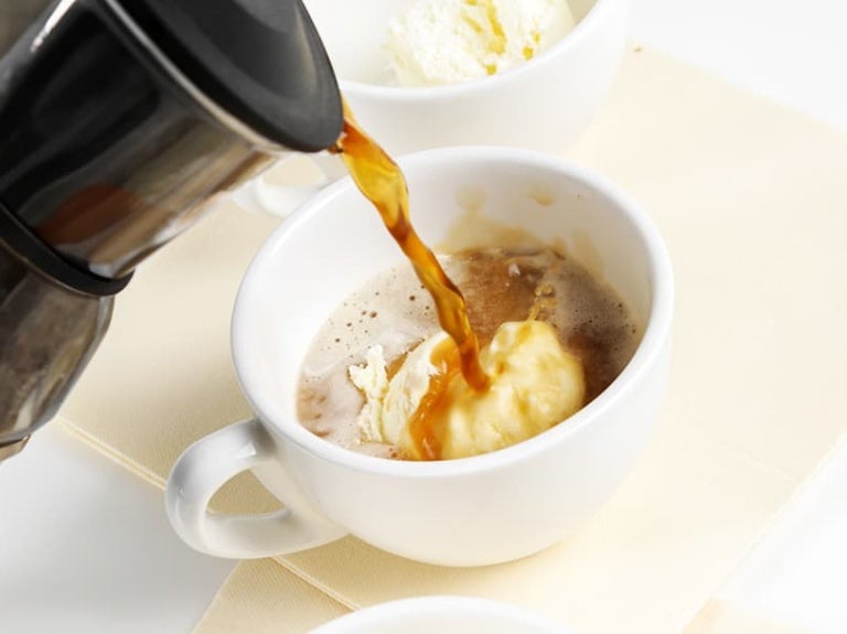 Taza de café con helado de vainilla
