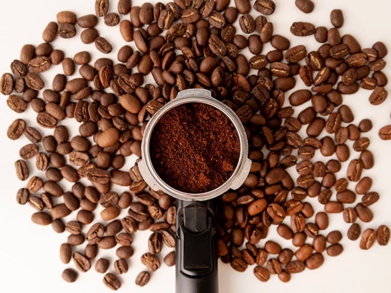 Portafiltro de cafetera con café molido en su interior