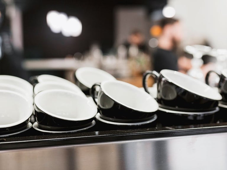 tazas de café sobre una vitrina