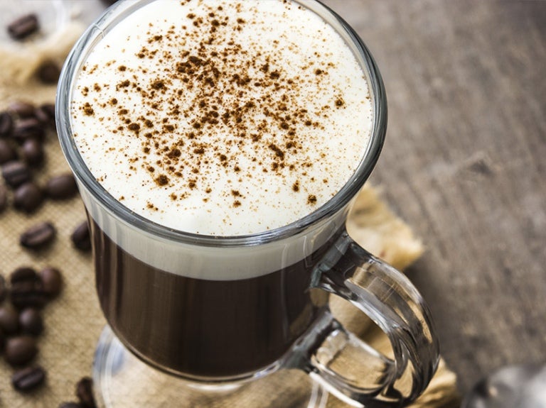 Taza de café irlandés sobre unos granos de café