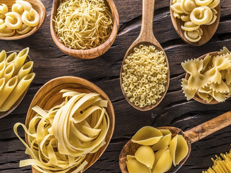Cucharas de madera con distintos tipos de pasta cruda en su interior