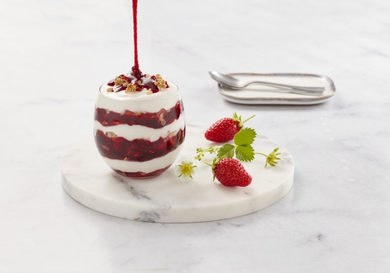 vasito de queso fresco con fresa y granola