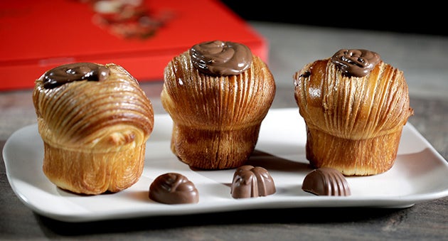 Cruffins  rellenos de Untable de Caja Roja y decorados con chocolate, azúcar glas y un bombón Caja Roja.