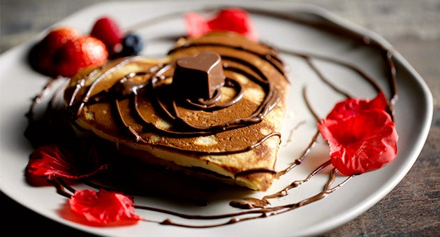 Pancakes esponjosos en forma de corazón decorados con untable Caja Roja