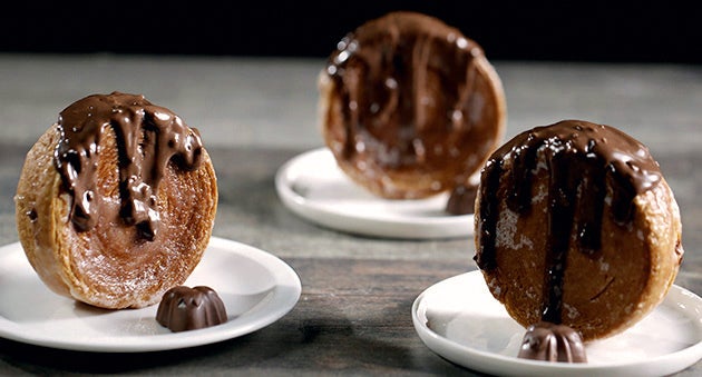 Cinnamon rolls recién horneados y dorados, cubiertos con Untable de Caja Roja fundido