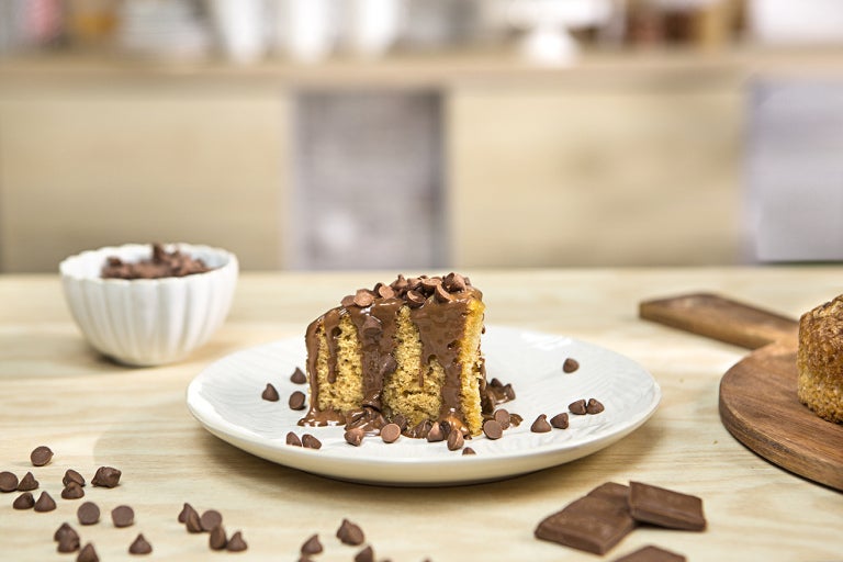 Tarta de bizcocho de chocolate decorada con salsa y pepitas NESTLÉ EXTRAFINO