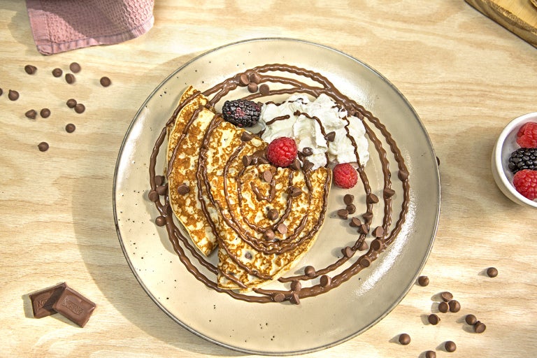 Crepe doblada en triángulo cubierta con salsa de chocolate