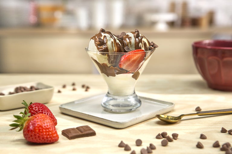 Copa de helado de vainilla con salsa y pepitas de chocolate Nestlé Extrafino