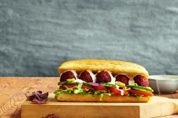 BOCADILLO DE FALAFEL DE REMOLACHA