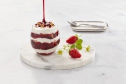 vasito de queso fresco con fresa y granola