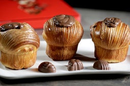 Cruffins  rellenos de Untable de Caja Roja y decorados con chocolate, azúcar glas y un bombón Caja Roja.