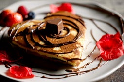 Pancakes esponjosos en forma de corazón decorados con untable Caja Roja