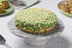 Tarta de color verde con chocolate milkybar