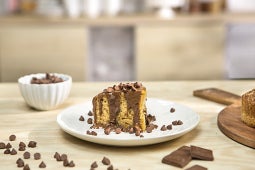 Tarta de bizcocho de chocolate decorada con salsa y pepitas NESTLÉ EXTRAFINO