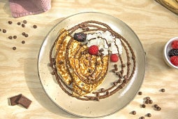 Crepe doblada en triángulo cubierta con salsa de chocolate