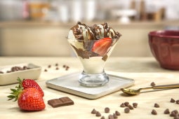 Copa de helado de vainilla con salsa y pepitas de chocolate Nestlé Extrafino