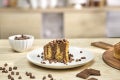 Tarta de bizcocho de chocolate decorada con salsa y pepitas NESTLÉ EXTRAFINO