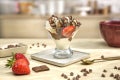 Copa de helado de vainilla con salsa y pepitas de chocolate Nestlé Extrafino