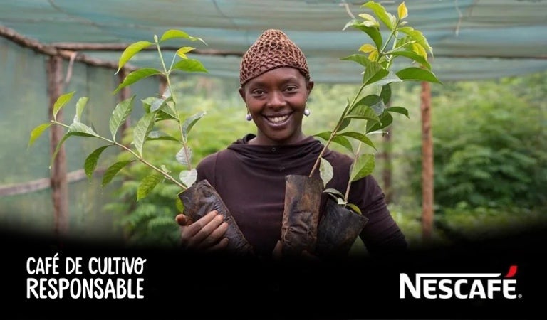 Mujeres disfrutando de una taza de café Nestlé